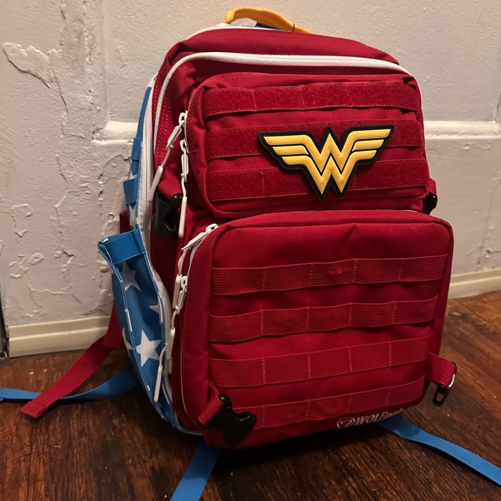 WOLF Wonder Woman - Red and Blue Travel/
lunch  Bag - Picture 3 of 6